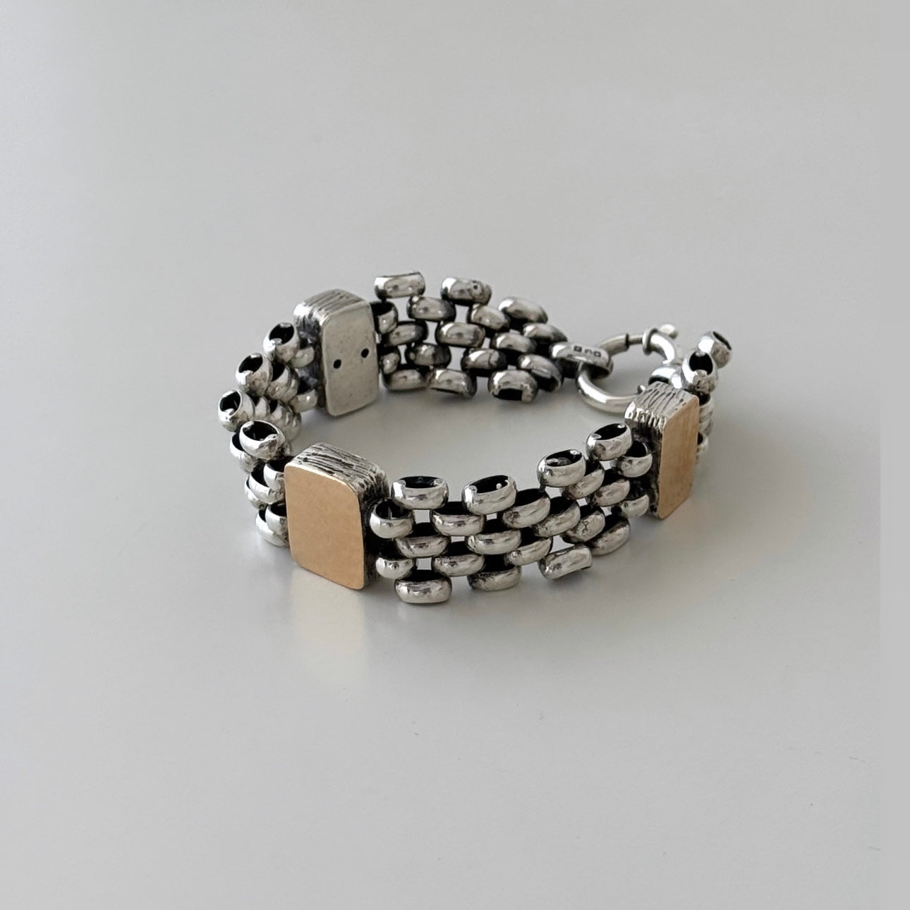 Pulseira em malha com aplicações em ouro