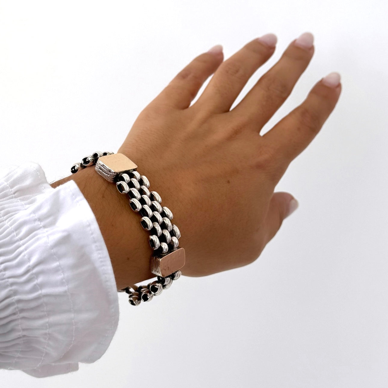 Pulseira em malha com aplicações em ouro