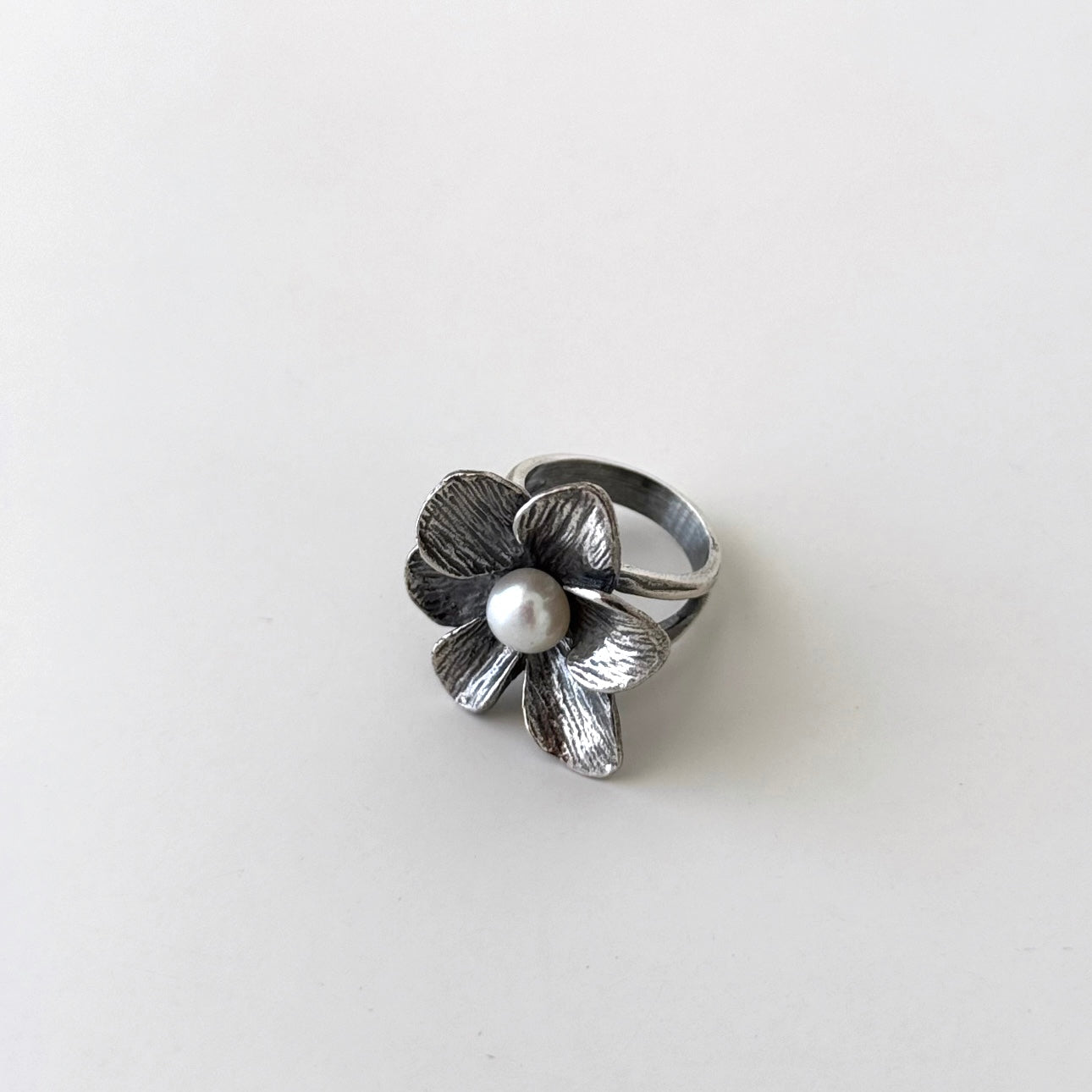 Anel flor com pérola